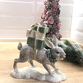 Статуетка Кролик із подарунками для новорічного декору 18 см