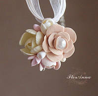 Кулон ручної роботи з квітами з полімерної глини "Ніжні перли". Подарунок дівчині