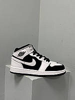 Женские кроссовки Nike Air Jordan 1 Retro Mid Tuxedo (чёрные с белым) высокие стильные спортивные кеды L0411