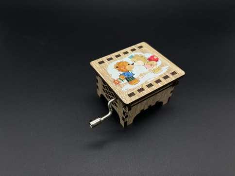 Дитяча музична скринька із заводним механізмом маленька Ведмедики 6х5см світле дерево / Дитяча музична скринька із заводним