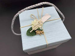 Коробка подарункова з квіточкою і ручками. Колір блакитний. 13х13х13см. / Коробка подарункова з квіточкою і ручками. Колір