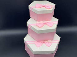 Коробка подарункова шестикутна з бантиком. 3шт/комплект. Колір біло-рожевий. 19х10см. / Коробка подарункова шестикутна з бантиком.