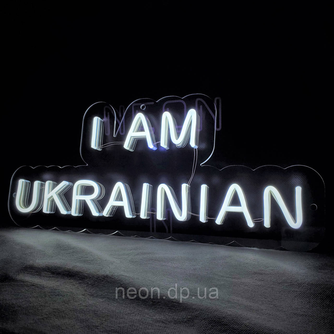 Неонова вивіска "I am Ukrainian"
