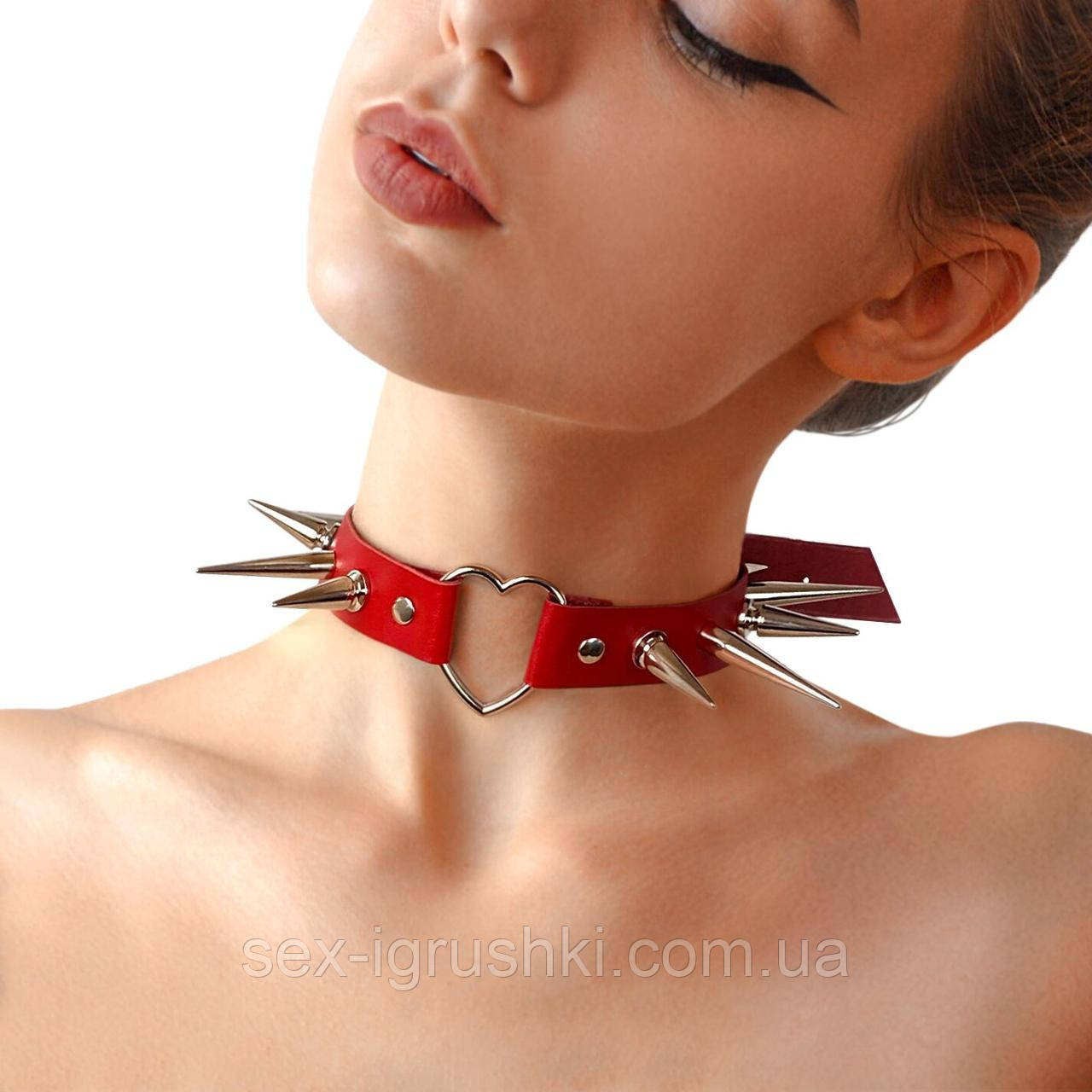 Чокер серце з великими шипами, із натуральної шкіри Art of Sex - Crystal, колір Червоний SO7012