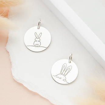 Кулон срібний Зайченя зі світлою та темною шубкою двосторонній з гравіюванням на металі