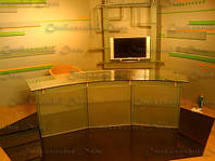 Стеклянный стол в телестудию