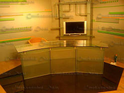 Скляний стіл у телестудію