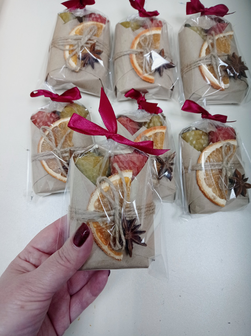 Набір свічок із вочини з декором (ручна робота) 2 шт (висота 8 см діаметр 3 см) бордово-вишневий і натуральний, фото 1