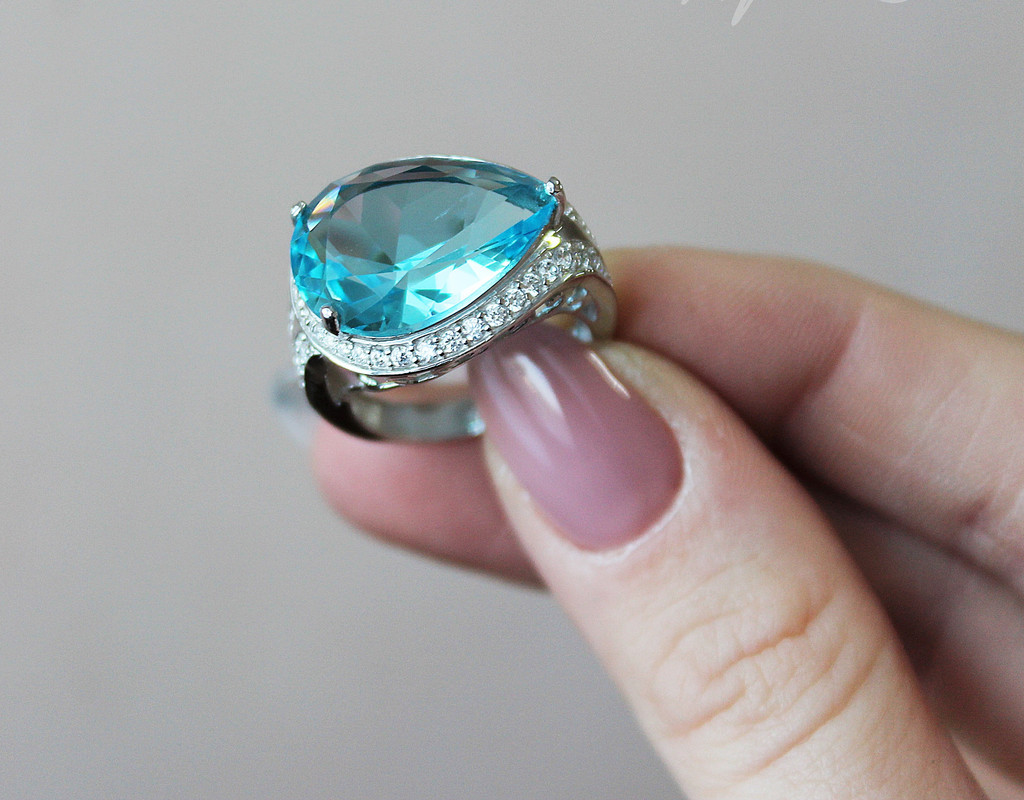 Масивна каблучка Іларія зі срібла каплеподібної форми з блакитним фіанітом і білими камінчиками Іларія, фото 1