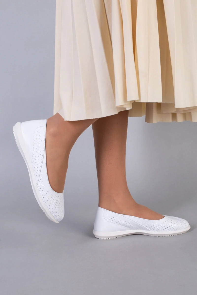Жіночі літні балетки ShoesBand Білий натуральні шкіряні всередині шкіряна підкладка з перфорацією 39 (25,5 см)