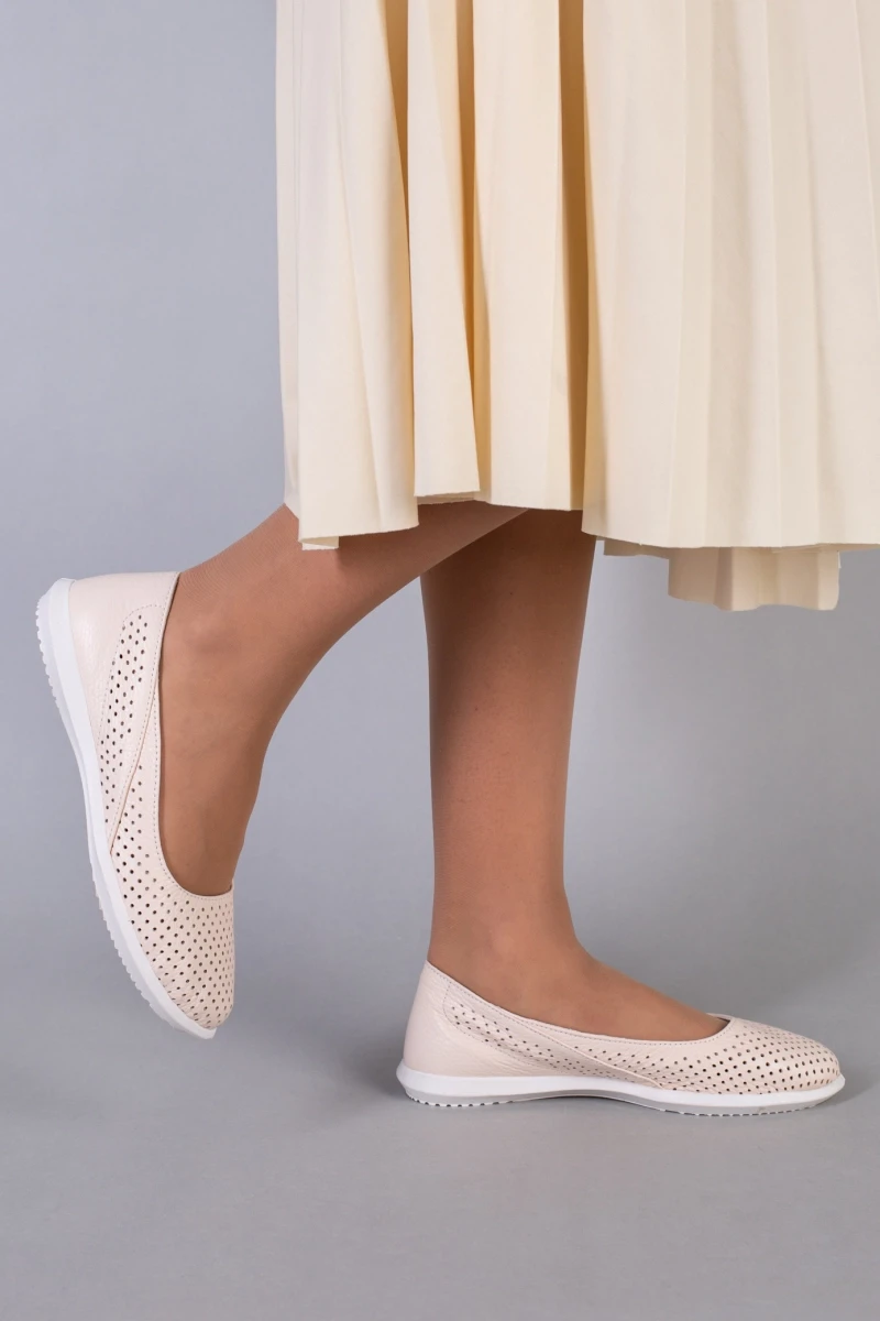 Жіночі літні балетки ShoesBand Пудрові натуральні шкіряні всередині шкіряна підкладка з перфорацією 41 (26,5