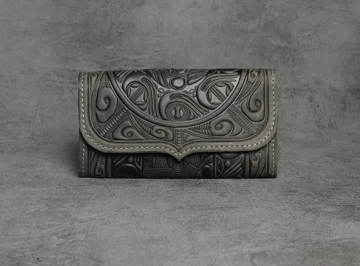 Шкіряний гаманець з тисненим орнаментом "Трипілля", ручна робота, натуральна шкіра, сірого кольору, 20х10 см, фото 1