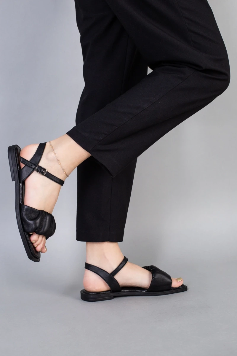 Босоніжки жіночі ShoesBand Чорні на чорній підошві натуральні шкіряні 40 (26 см) (S81251)