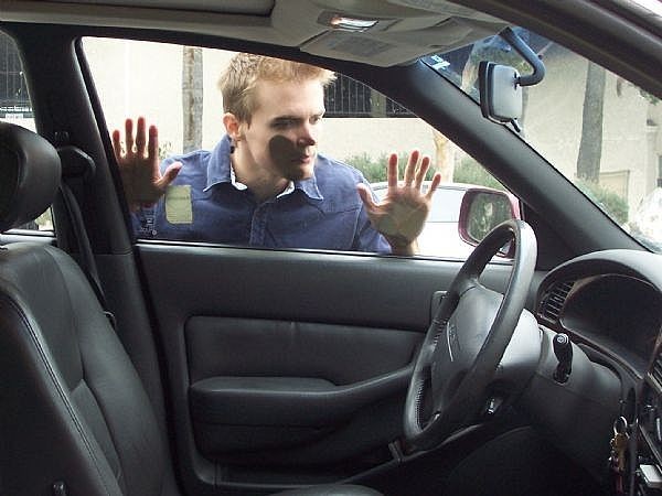 Аварійне розкриття багажника авто без зламу в Дніпропетуванні