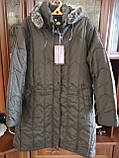 Зимова стильна стьобана жіноча куртка-пальто з хутром на капюшоні (р.60-62). Арт-0123, фото 3