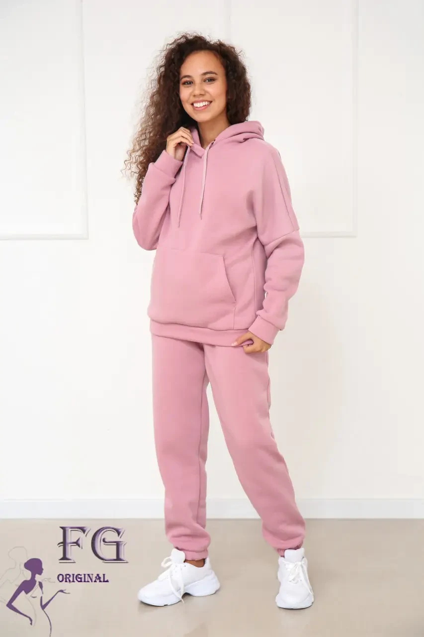 Жіночий утеплений спортивний костюм рожевого кольору худі з кишенями та штани
