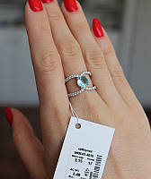 Серебряное кольцо Шайма формы Х с голубым круглым фианитом и дорожками из белых камешков