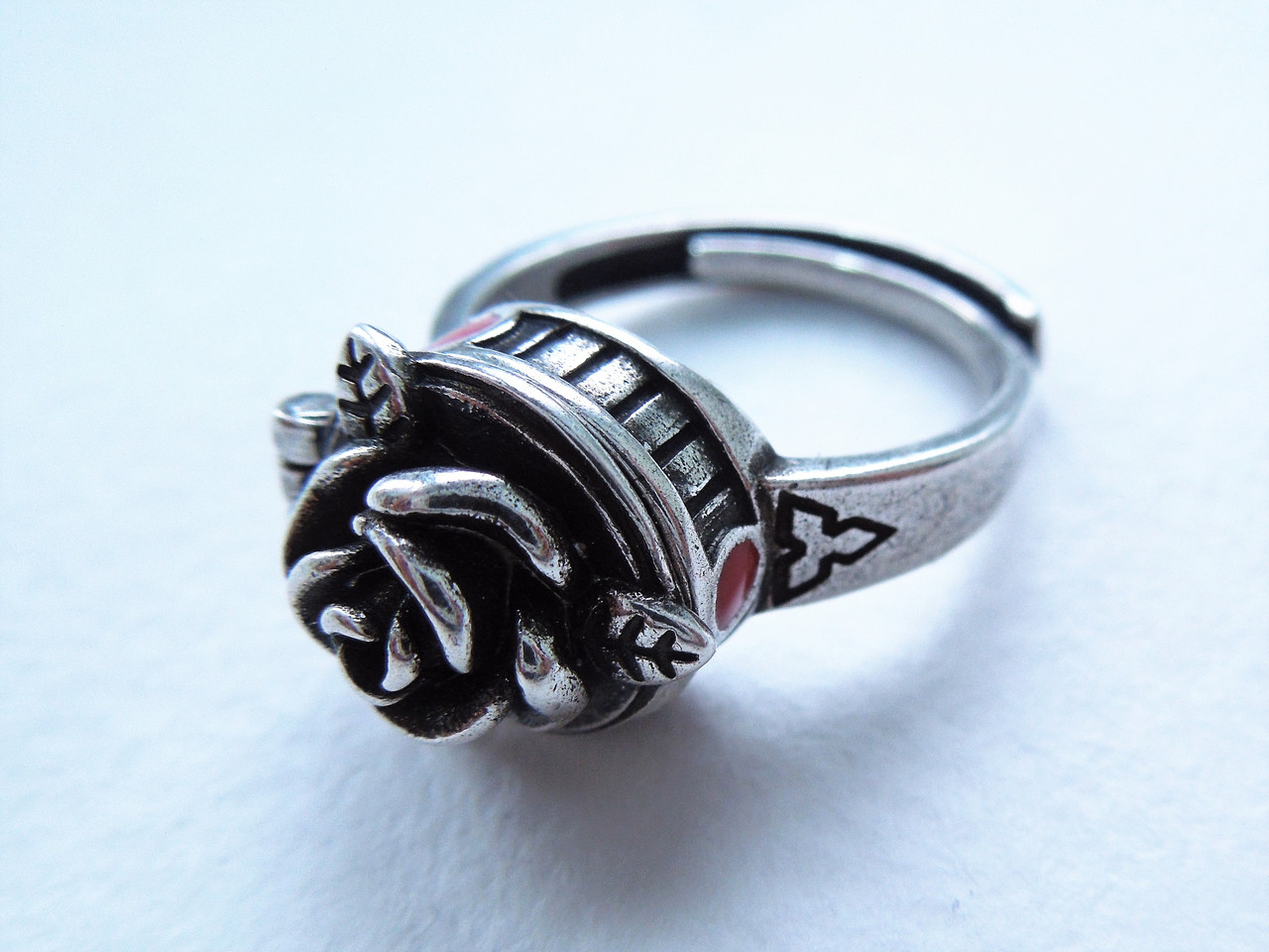 Кольцо в стиле ретро с розой и нычкой.