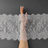 Ажурне французьке мереживо шантильї (з війками) білого кольору шириною 22 см, довжина купона 3,0 м., фото 2