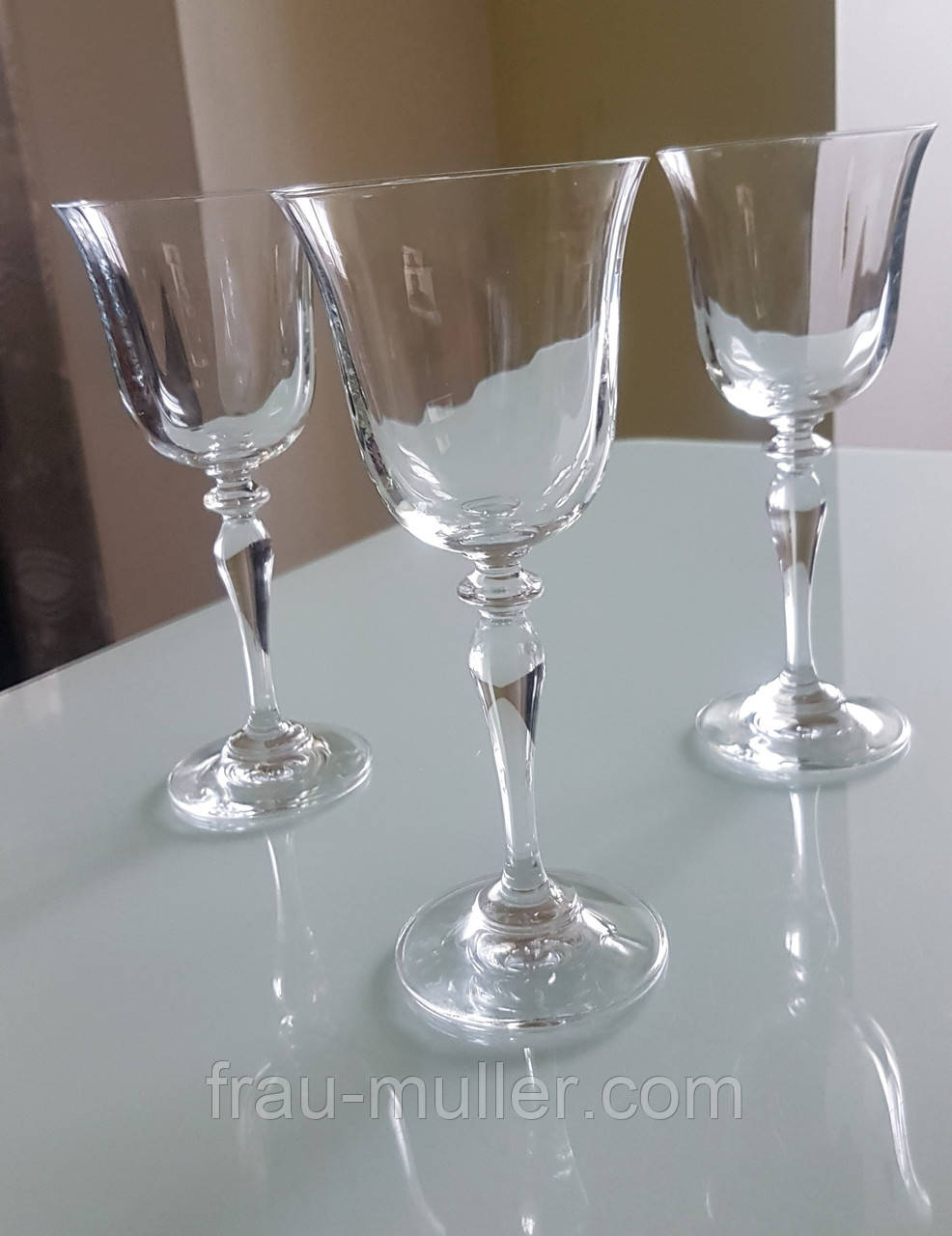 Набір для вина - три бокала з прозорого скла на високій ніжці