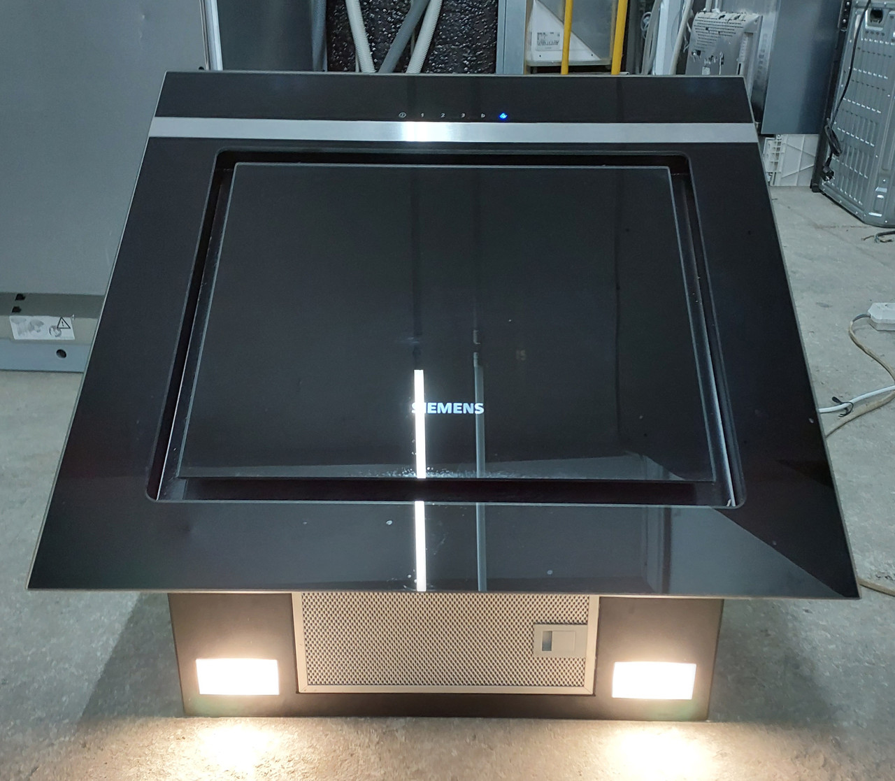 Потужна декоративна похила витяжка Сіменс SIEMENS LC67KIM60 чорна