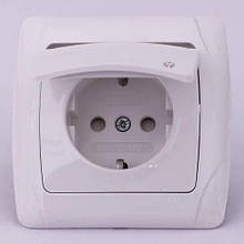 Розетка VIKO Carmen 1гніздо із заземленням та кришкою біла 90561012-UA1