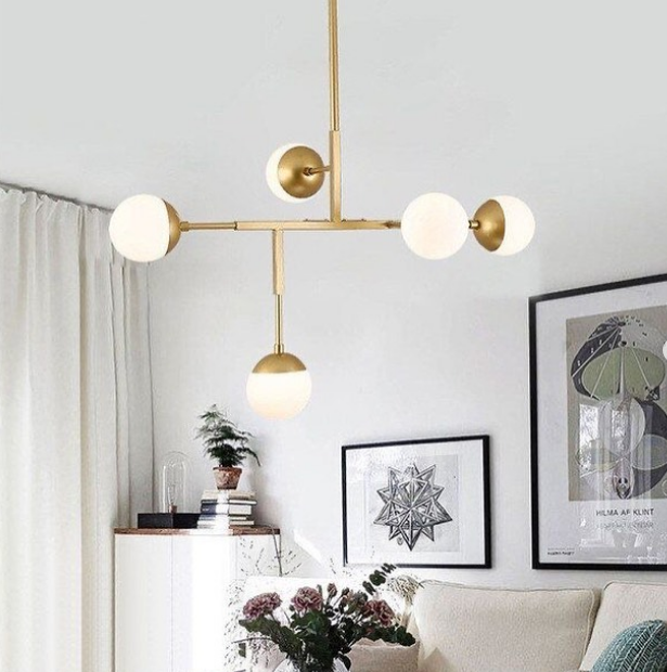 Люстра у каскадному корпусі двох кольорів: чорний та латунь із ніжними матовими плафонами, фото 1