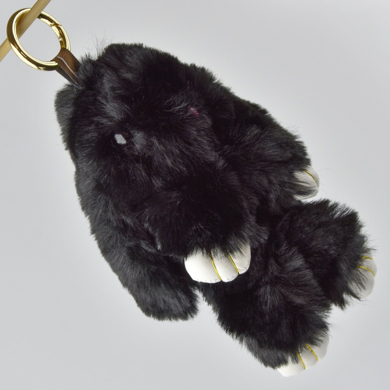 Брелок м'який плюшевий зайчик чорного кольору застібка золотистого кольору з карабіном розмір 22х10 см - фото 1 - id-p1735013390