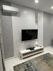 Стінова панель рейкова з МДФ біла на стіні біля телевізора