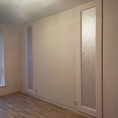 Стінові рейкові панелі в кольорі Ейворі в інтер'єрі 1