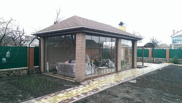 Безрамне скління альтанки - надійне і сучасне арішення