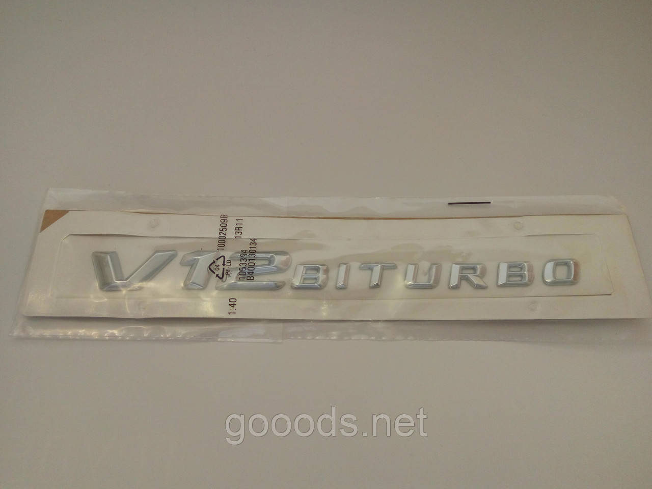 Напис шильдик "V12 biturbo" на крило Mercedes