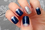 Дизайн темно-синіх нігтів: ефектний святковий манікюр