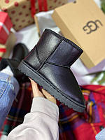 Женские зимние сапоги Ugg Mini Black Leather (чёрные) низкие тёплые угги с мехом UG070 cross