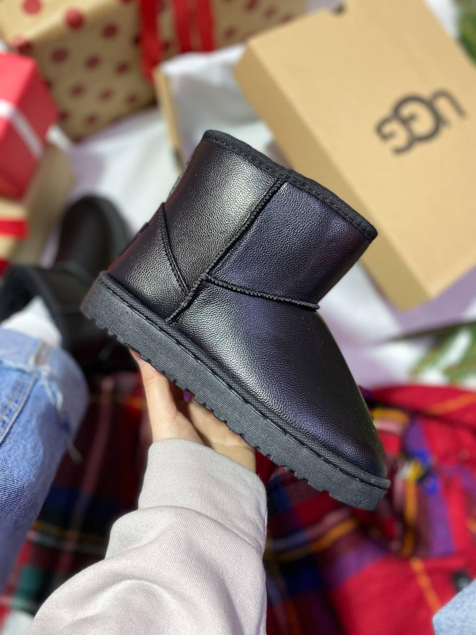 Жіночі зимові чоботи Ugg Mini Black Leather (чорні) низькі теплі уги з хутром UG070 top