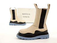 Женские зимние ботинки Bottega Veneta (бежевые с чёрным/голубая подошва) сапоги челси с мехом К13033 top