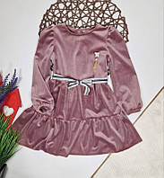 Велюрова сукня для дівчинки з брошкою і поясом лілова