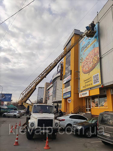 Монтаж банеру