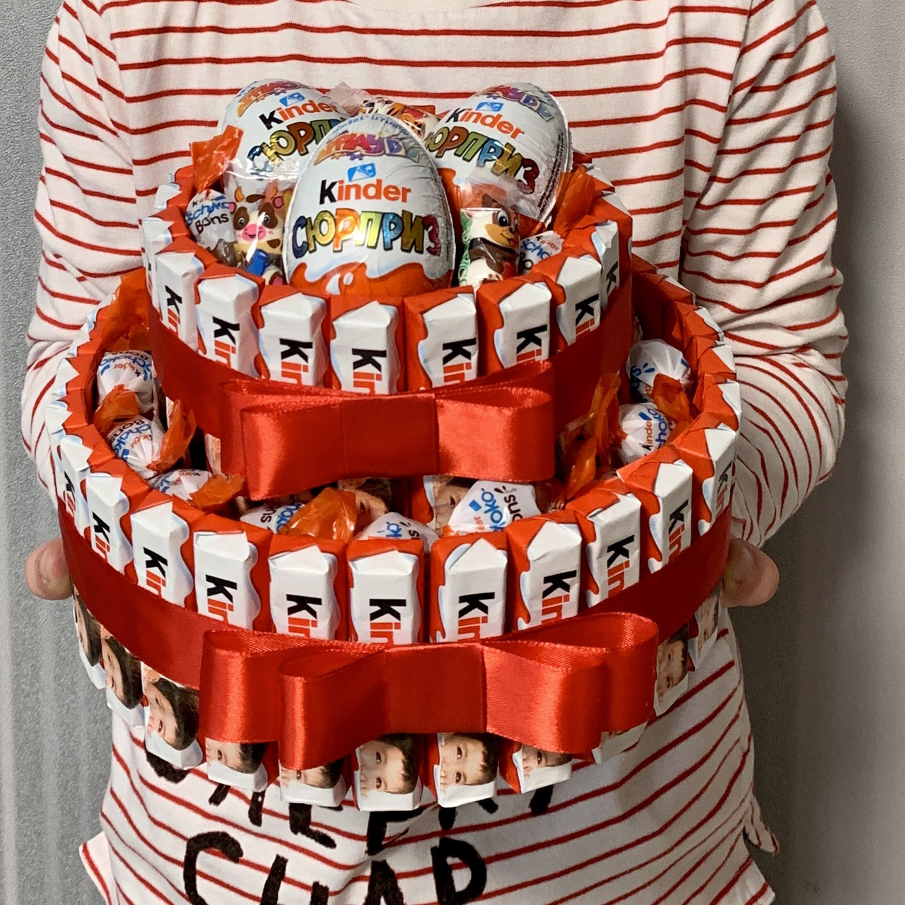 Букет цукерок торт Kinder surprisе і шоколадок солодкий подарунок