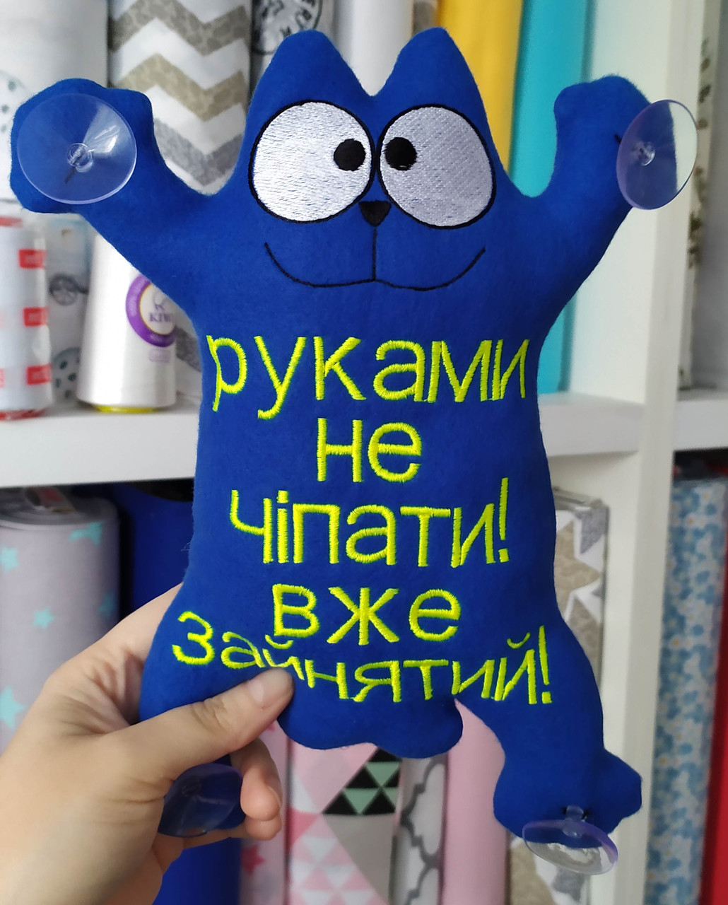 Іграшка в машину кіт Саймон з яйцями темно-сірий з вишивкою "За кермом профі" 26см