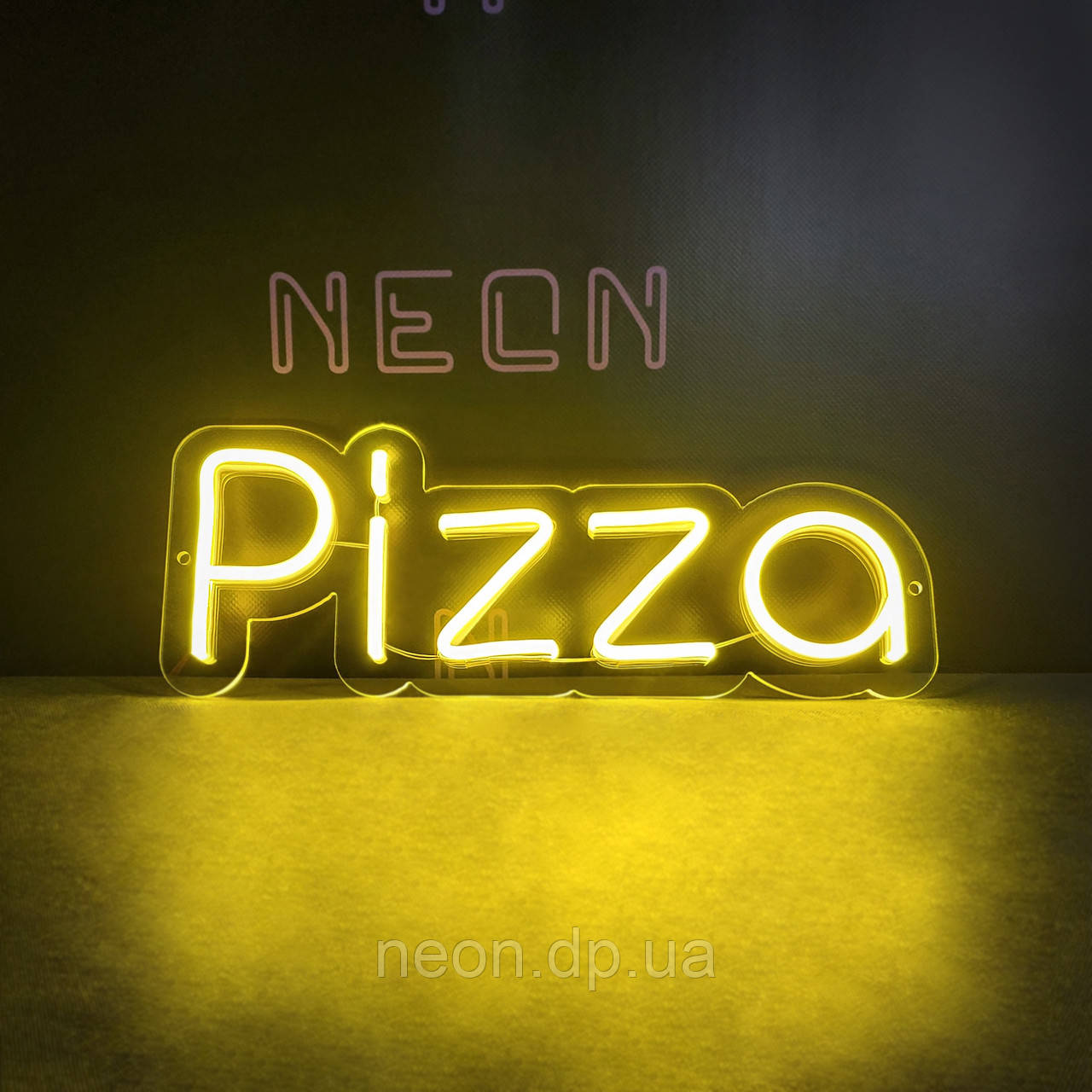 Неонова вивіска "Pizza"