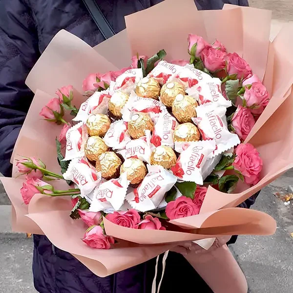 Букет із цукерок з Ферреро Роше, Рафаелло та живих троянд в руку, фото 1