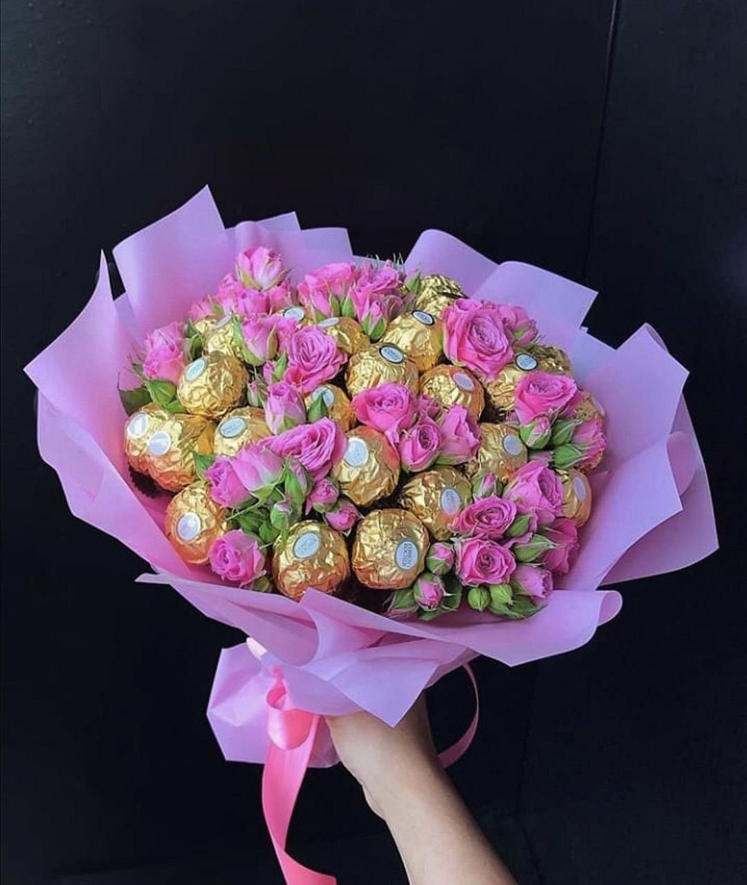 Букет із цукерок Ferrero Ферреро Роше (25 шт.) та живих троянд в руку, фото 1