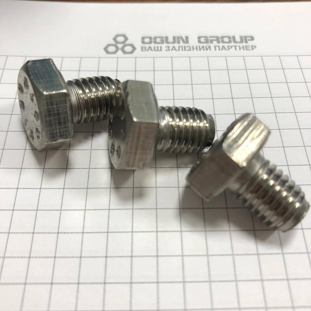 болт с шестигранной головкой