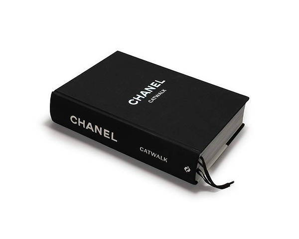 Книга Chanel Catwalk: The Complete Collections: продажа, цена в Киеве. Книги для вашего хобби от Книга Chanel Catwalk: The Complete Collections: продажа, цена в Киеве. Книги для вашего хобби от