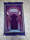 Молитовний килимок (намазлик), бузкового кольору з малюнком молочно-шоколадного відтінку.