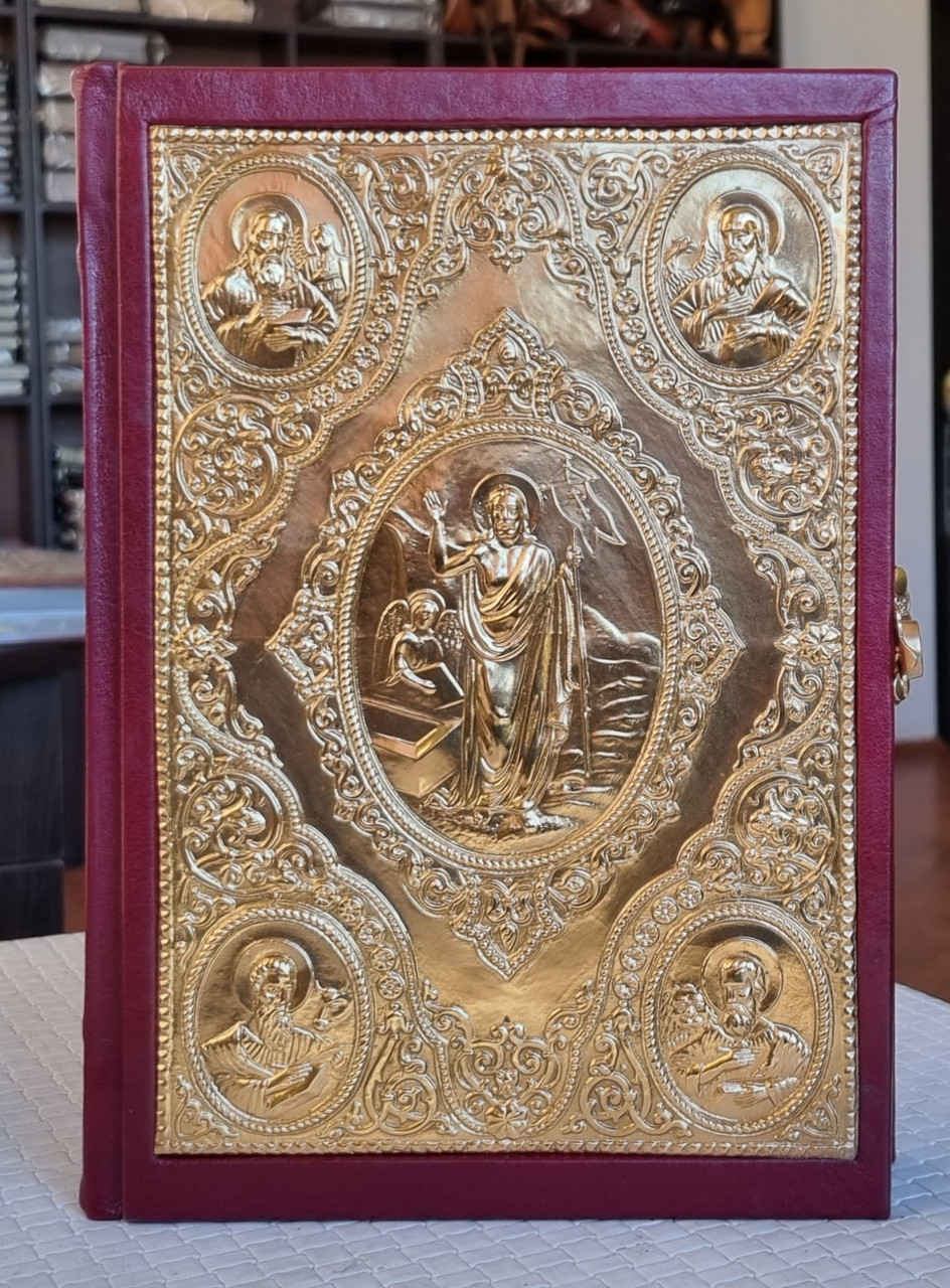 Книга Євангліє требне українською мовою із застібкою, накладка позолота , оклад шкіра, розмір книги 19×26 .