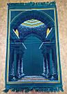 Молитовний килимок (намазлик), темно-бірюзового кольору з малюнком синього відтінку.