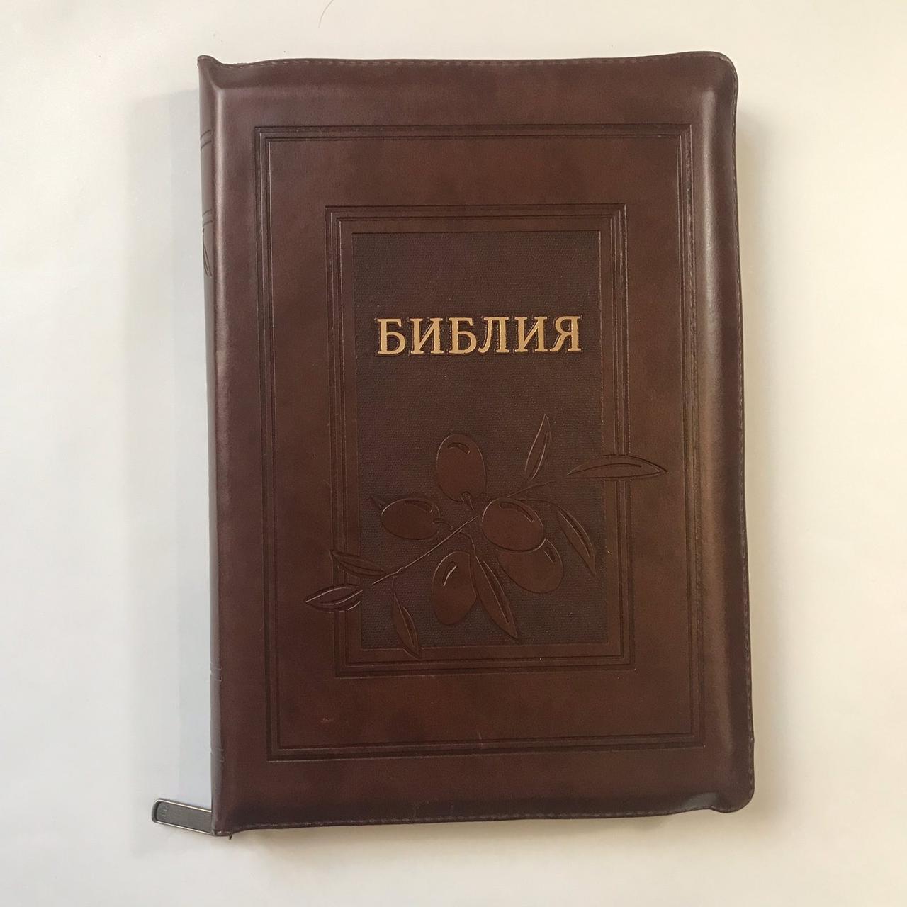 Біблія на замочці з пошуковими індексами великого формату 17*24 см коричневого кольору з оливкою