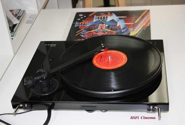 Music Hall MMF 2.2 Black Lacque rear Music Hall MMF 2.2 Black Turntable програвач вінілових пластинок